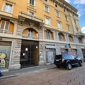 https://stupendo-appartamento-via-tortona.italymilanhotels.net